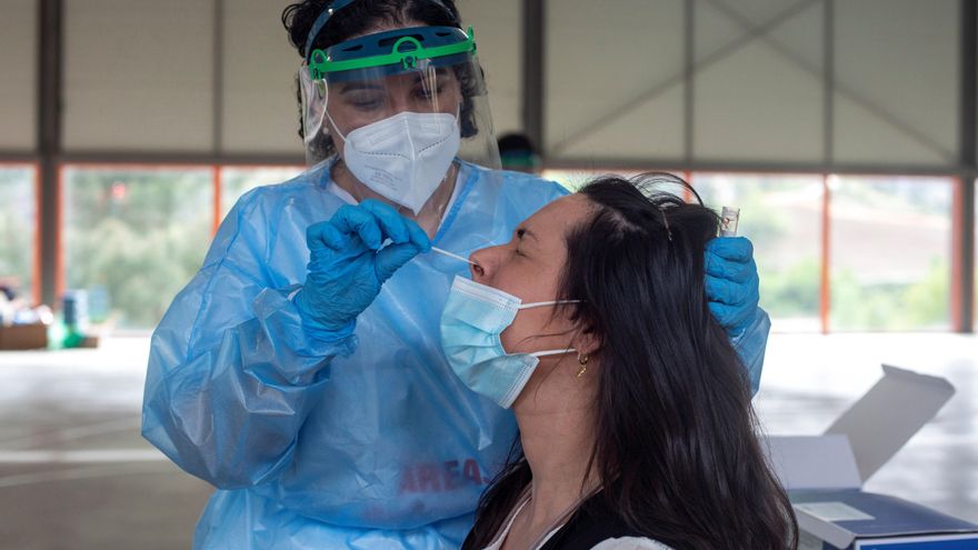 Una trabajadora sanitaria realiza una prueba PCR a una mujer. EFE/Brais Lorenzo/Archivo