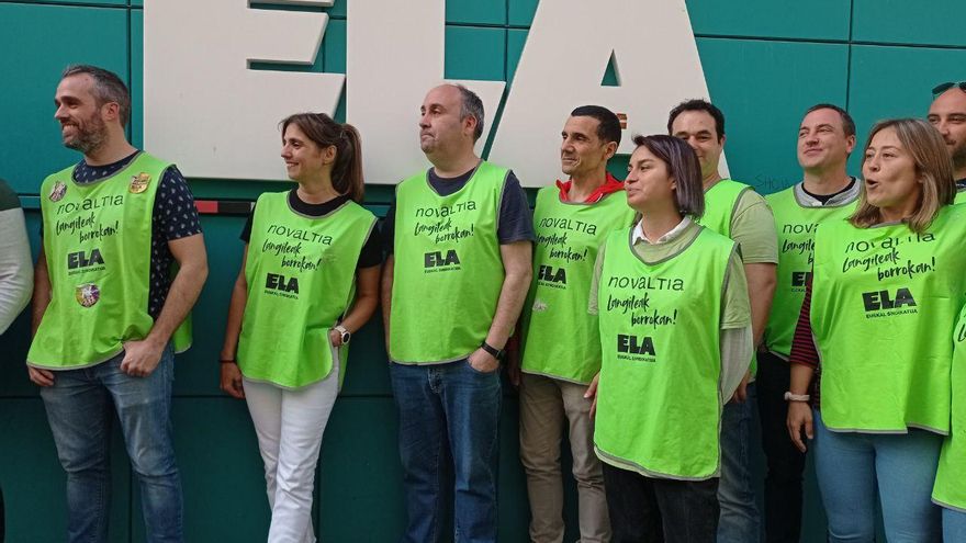 Los trabajadores de Novaltia ante la sede de ELA.