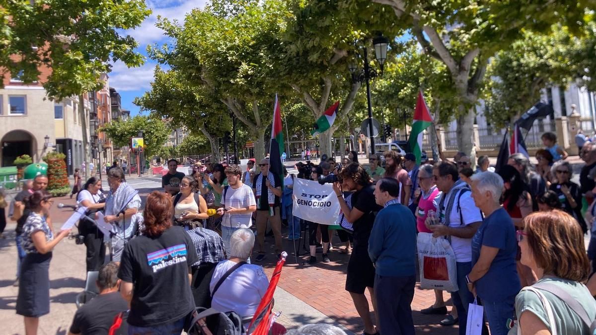 Una concentración por Palestina en Logroño denuncia la "respuesta insuficiente" de Capellán que aún no se ha reunido con ellos