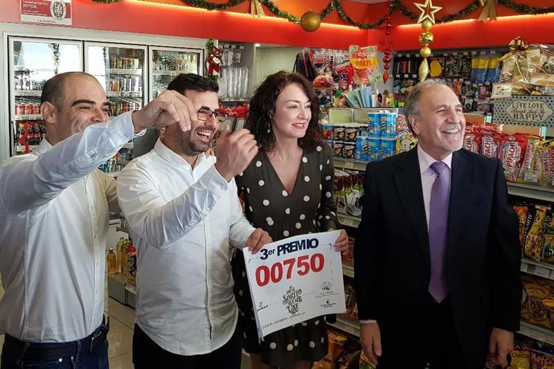 El delegado provincial dela Sociedad Española de Loterias y Apuestas del Estado, Luis de Monti, celebra junto a empleados de la Gasolinera de Granadilla y de la administración de Lotería de Juan Miguel González donde se vendió algunos décimos del 3º, del 4º y 3 quintos premios de la Lotería de Navidad.