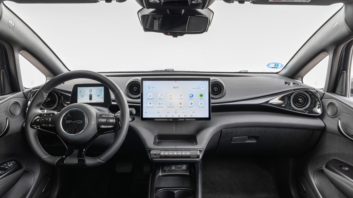 Un acabado vistoso y la pantalla central giratoria son elementos clave del interior del Dolphin.