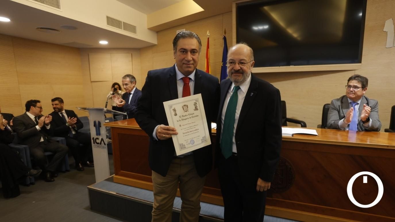 Entrega de diplomas a las personas colegiadas que cumple 50 y 25 años de abogacía.