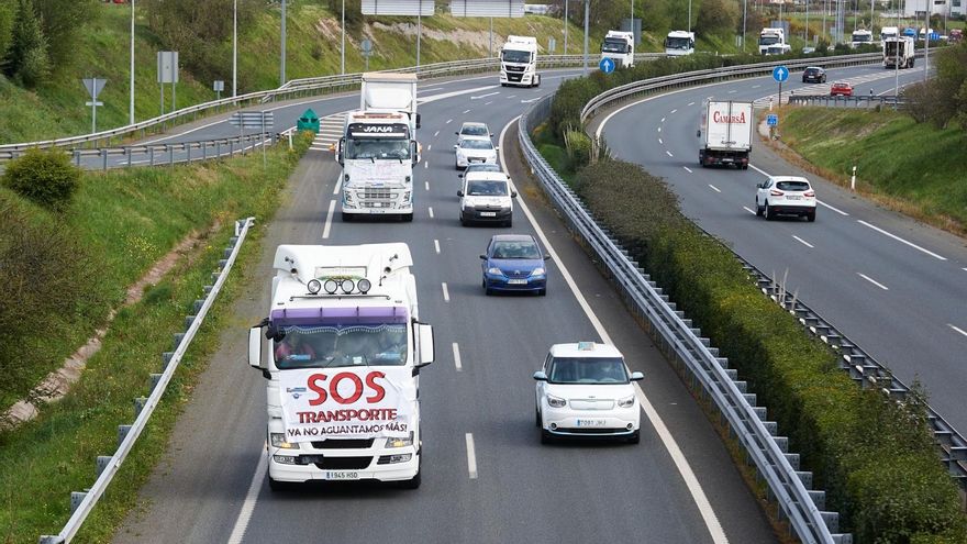 Centenares de camiones protestan en dos caravanas simultáneas y provocan retenciones en las carreteras cántabras