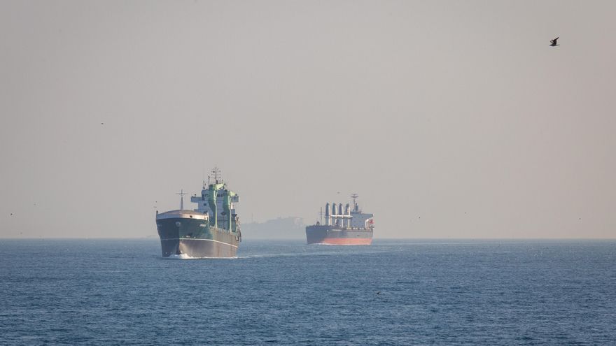 Buques petroleros y de carga transitan por el estrecho del Bósforo en Estambul.