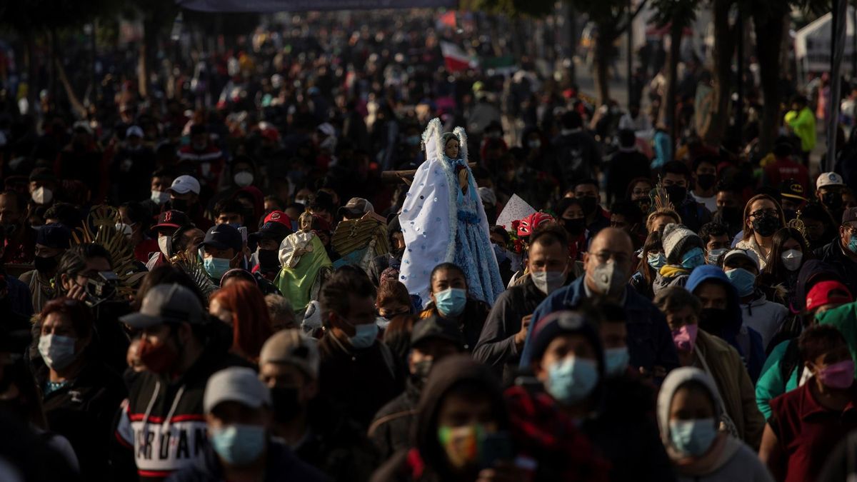 Peregrinos llegan este domingo a la Basílica de Guadalupe para festejar el Día de la Virgen de Guadalupe, en la Ciudad de México. México volvió a celebrar este domingo con fervor y decenas de miles de peregrinos el Día de la Virgen de Guadalupe después de que el año pasado la Basílica en su honor de la Ciudad de México permaneciese cerrada por la pandemia de covid-19.