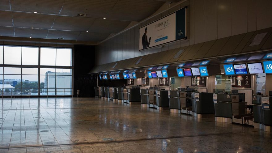 Mostradores de facturaciónb vacíos en el aeropuerto internacional OR Thambo de Johanesburgo, por la cancelación de vuelos.