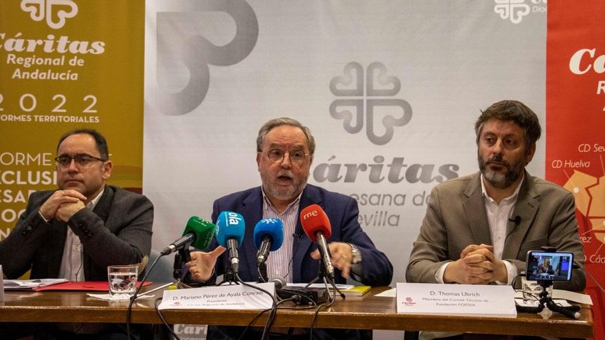 Mariano Pérez de Ayala, en el centro, durante la presentación del informe.