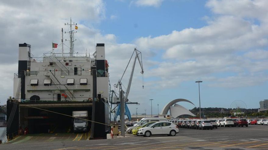 En cuatro días se han descargado en el puerto unos 1.200 turismos / Puertos de Tenerife