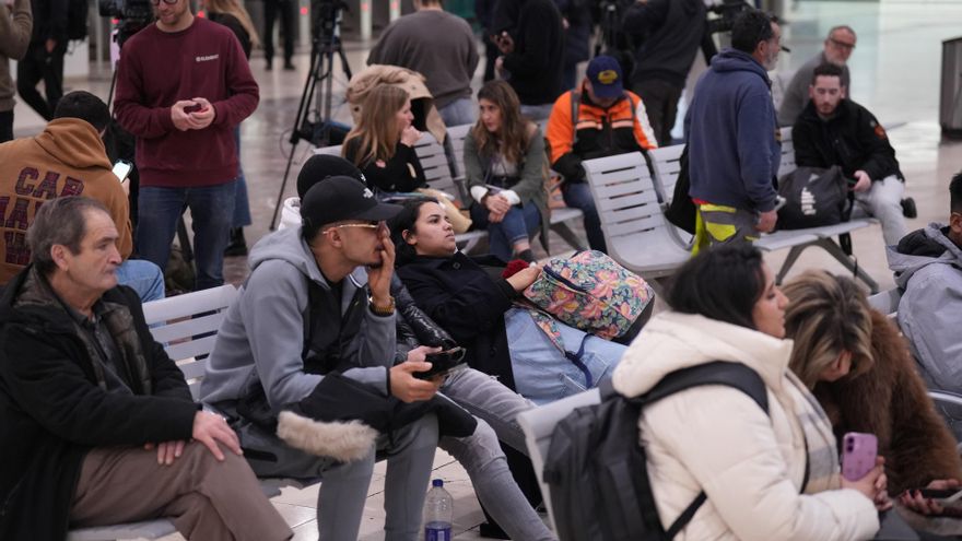 Varias personas en la estación de Sants con el servicio de Rodalies suspendido, a 21 de enero de 2026, en Barcelona, Catalunya (España)
