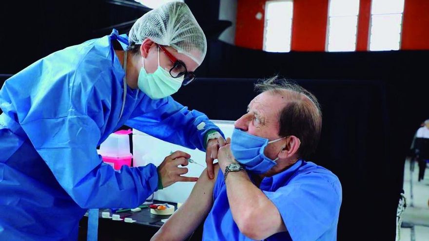 Efectos adversos posvacunación: cuáles son, qué significan y qué dicen los especialistas sobre la ingesta de paracetamol