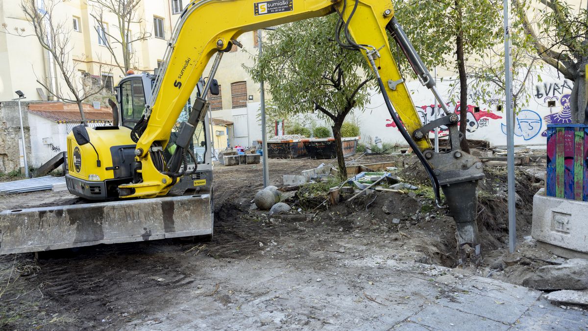 Obras en el parque infantil del Almendro para abrirlo a la Cava Baja