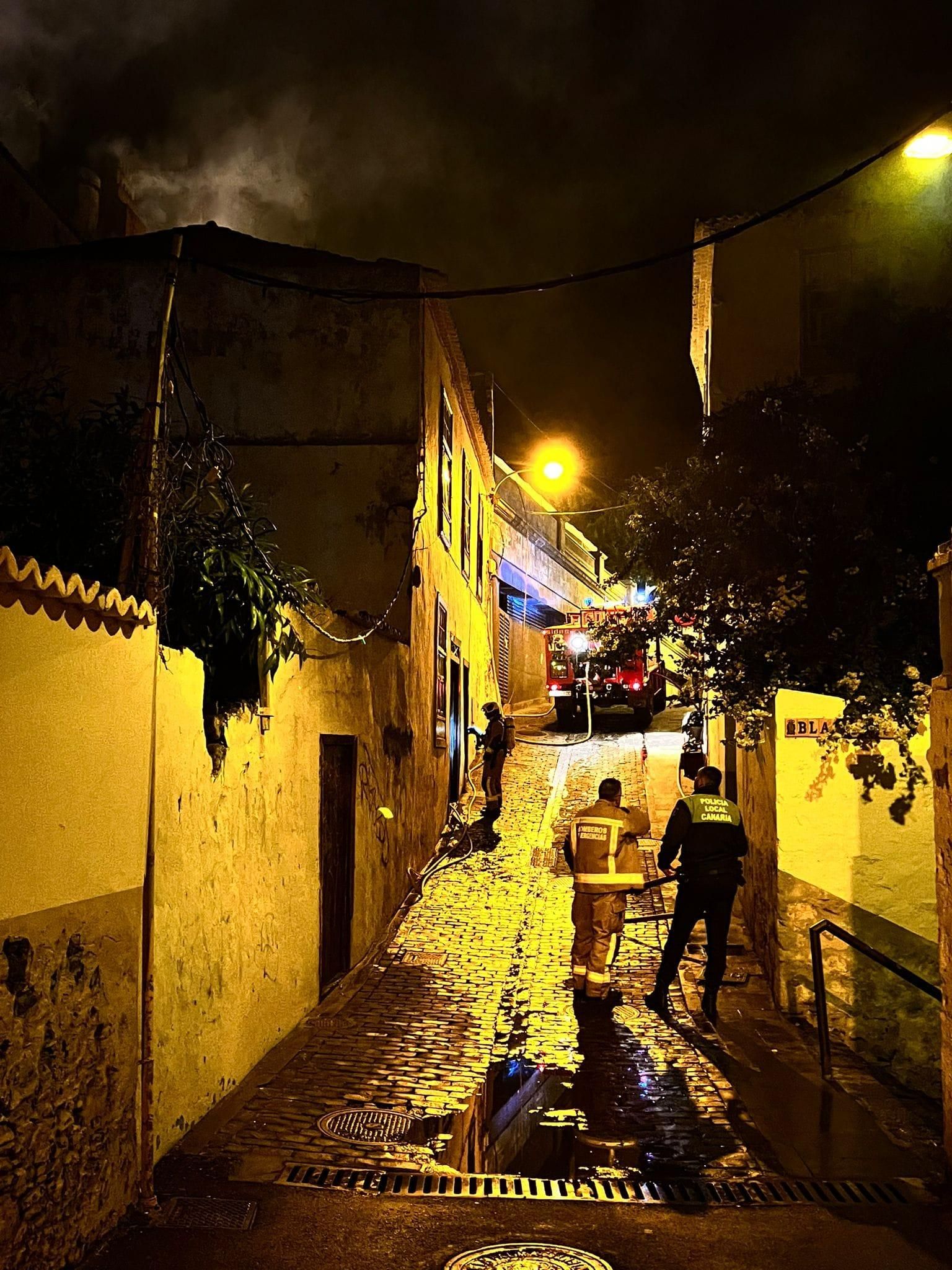 Tareas de extinción del fuego. PROTECCIÓN CIVIL DE SANTA CRUZ DE LA PALMA