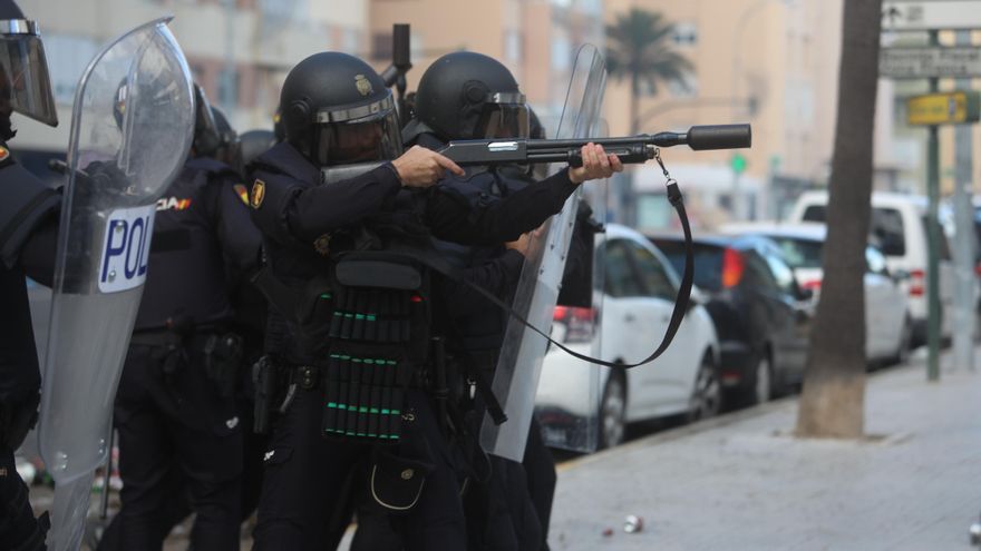Miles de personas apoyan en Cádiz a los obreros del metal en una marcha que acaba con cargas policiales