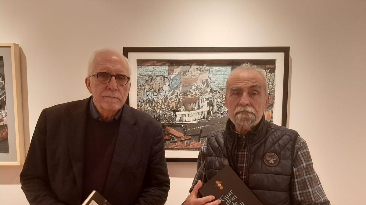 Luis Mateo Díez (izquierda) y Antón Díez, con sus libros 'Guardián de ruinas' y 'Mi hermano Antón', en la exposición del segundo 'Caballeros de salitre'.