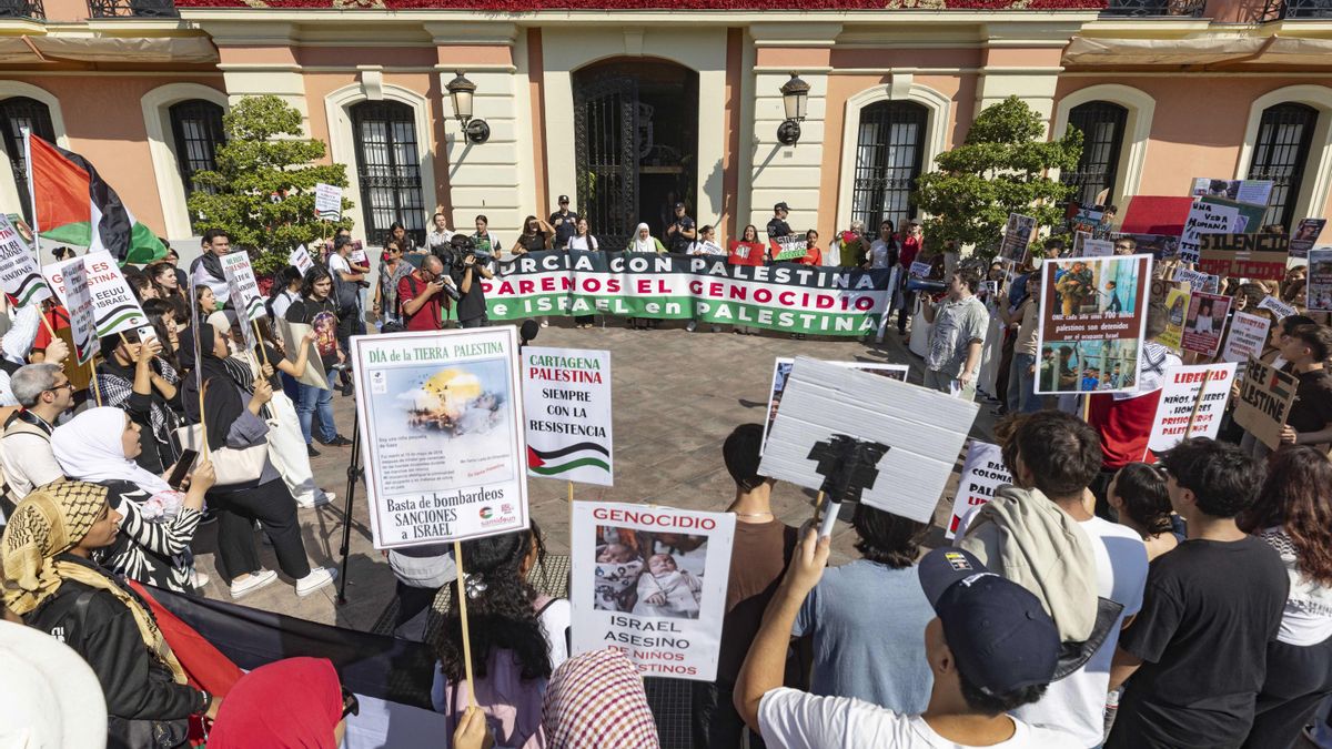 Más de 200 personas se han congregado este jueves en la Glorieta de España de Murcia en protesta por la interceptación del ejército israelí de la flotilla