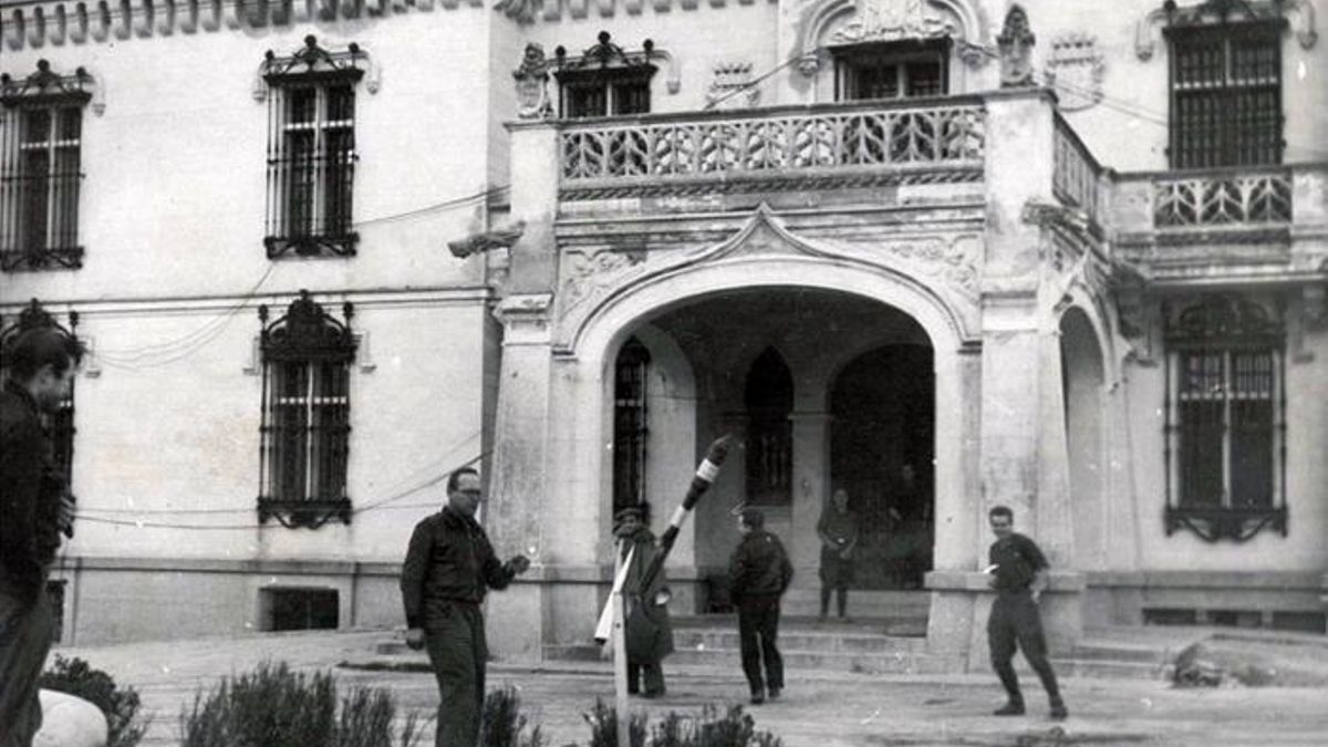 Probando unos cohetes de propaganda en el Palacio de Valderas, en Leganés, donde se estableció la central de Radio A-Z y la compañía de “locutores de trinchera” tras abandonar Toledo