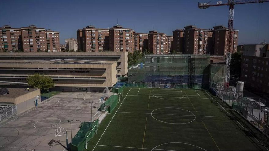 Licencia para abrir sin licencia: negocios ilegales se extienden en Madrid ante la permisividad de Almeida