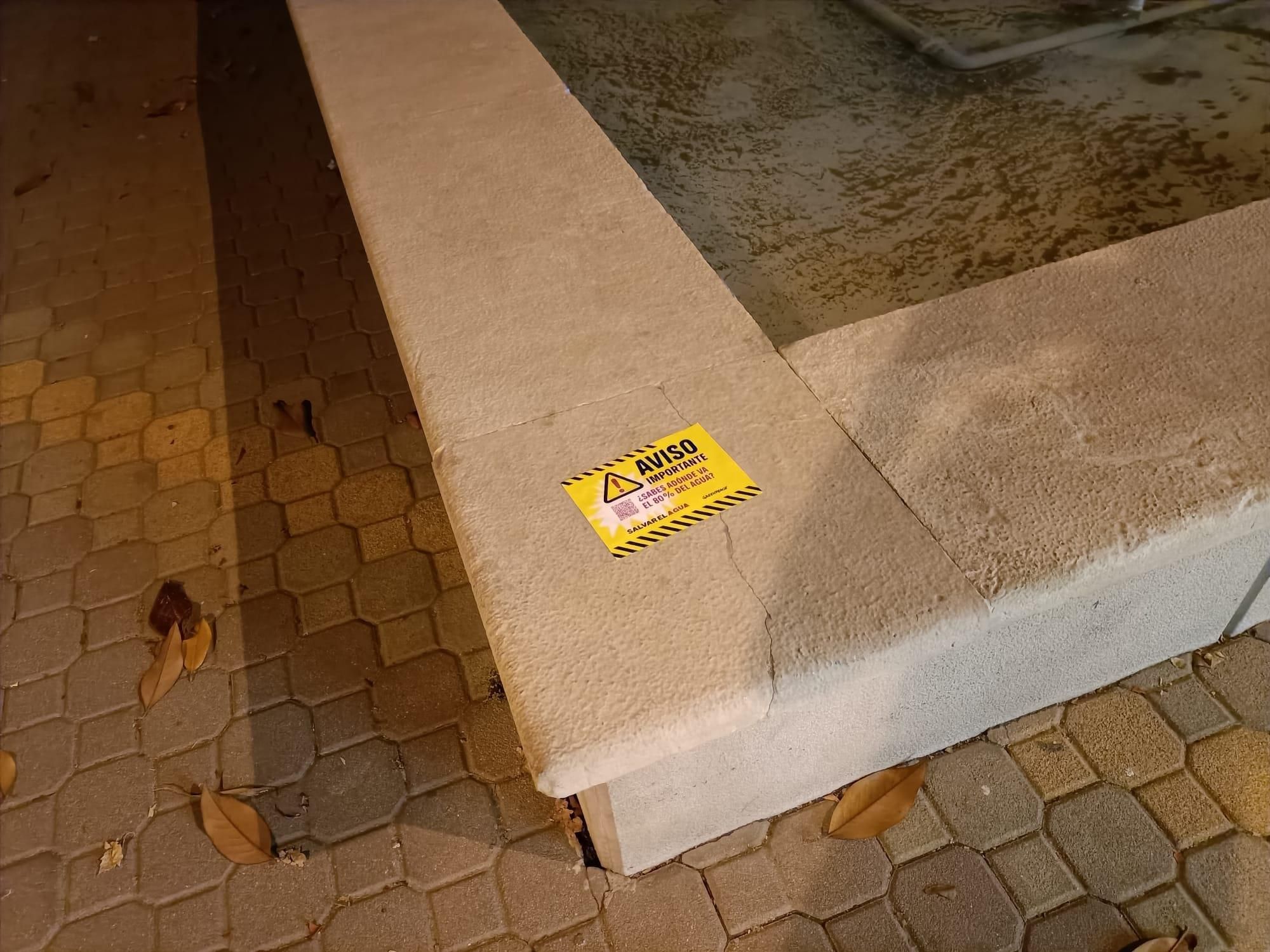 Greenpeace inunda las fuentes de Córdoba con mensajes de advertencia por el regadío intensivo