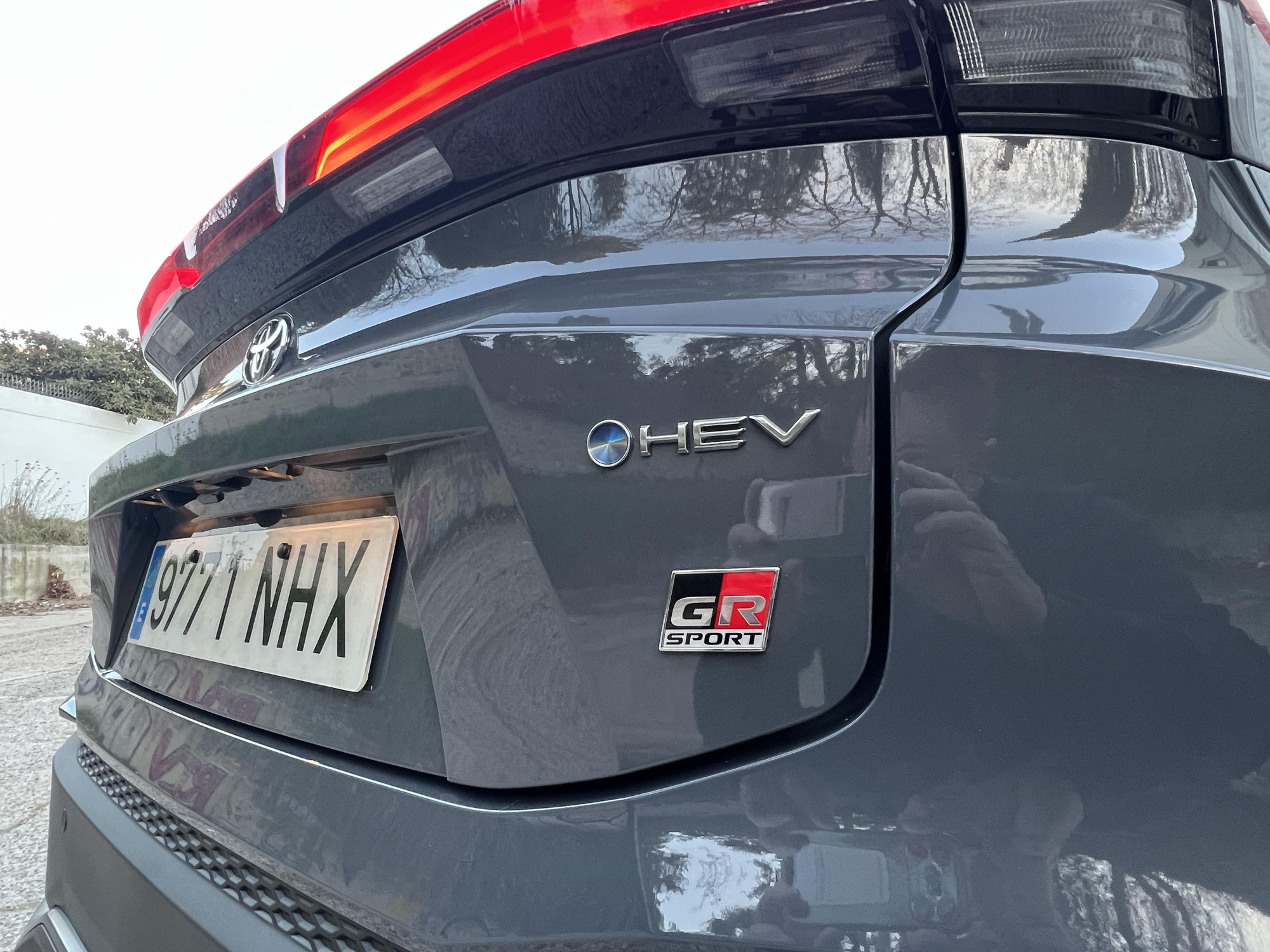 Mención de la versión híbrida (HEV) y la terminación GR Sport.