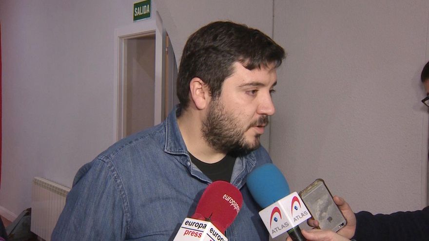 Archivo - El coportavoz de IU Madrid, Álvaro Aguilera, en rueda de prensa.