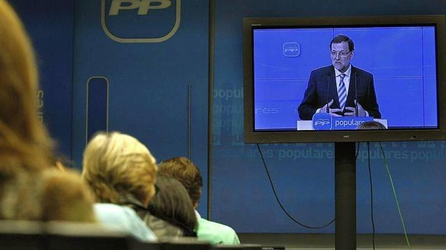Rajoy, ‘compareciendo’ ante los medios a través de un plasma.