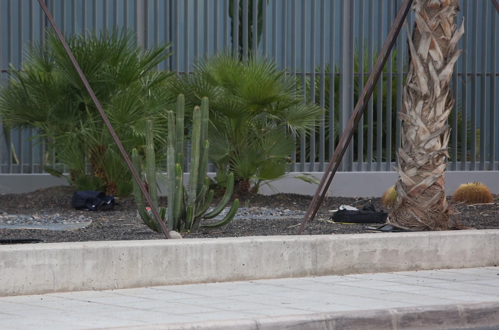 La Guardia Civil detona una mochila y un maletín abandonados junto al cuartel de Vecindario (Alejandro Ramos)