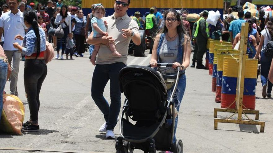 Ciudadanos venezolanos cruzan la frontera hacía Colombia por el puente Simón Bolívar, en Cúcuta (Colombia).