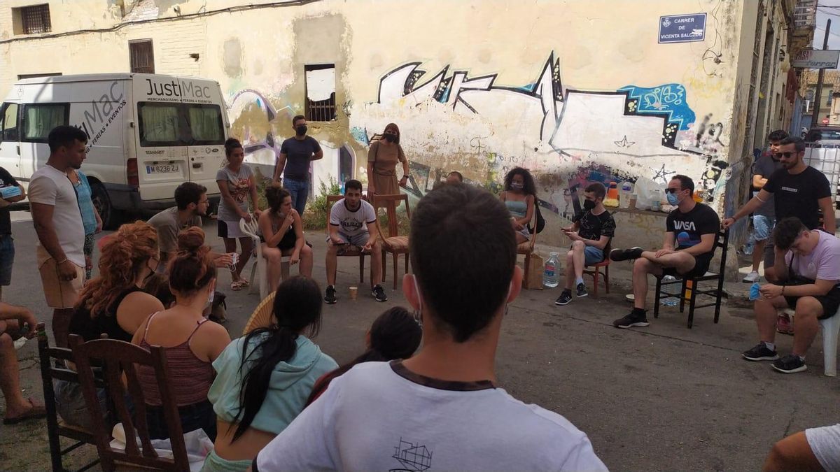Algunos de los vecinos que se concentraron para protestar contra el desalojo de un edificio en el barrio valenciano de Malilla.