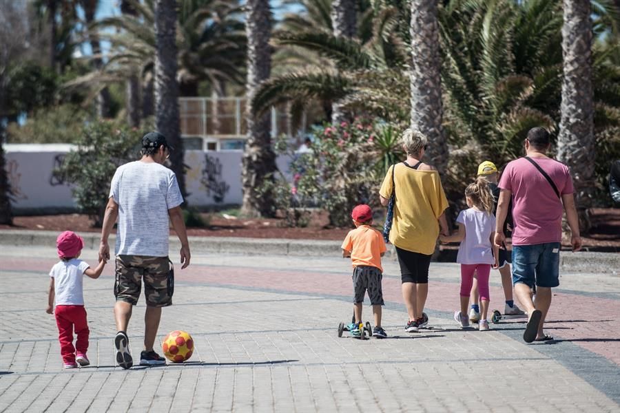 Niños paseando en las calles de Arrecife