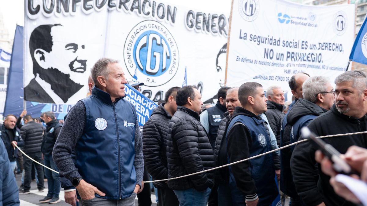 El triunviro Jorge Sola al frente la columna de la CGT