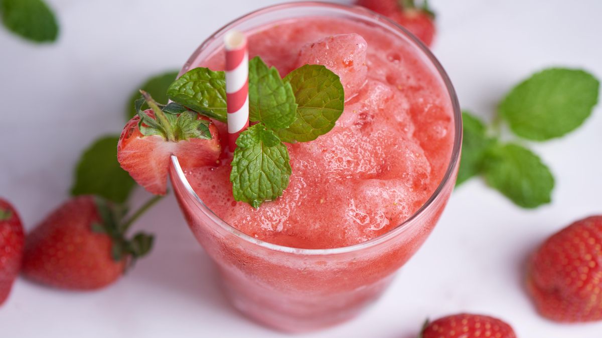 El granizado de fresa es el postre perfecto para una tarde de verano