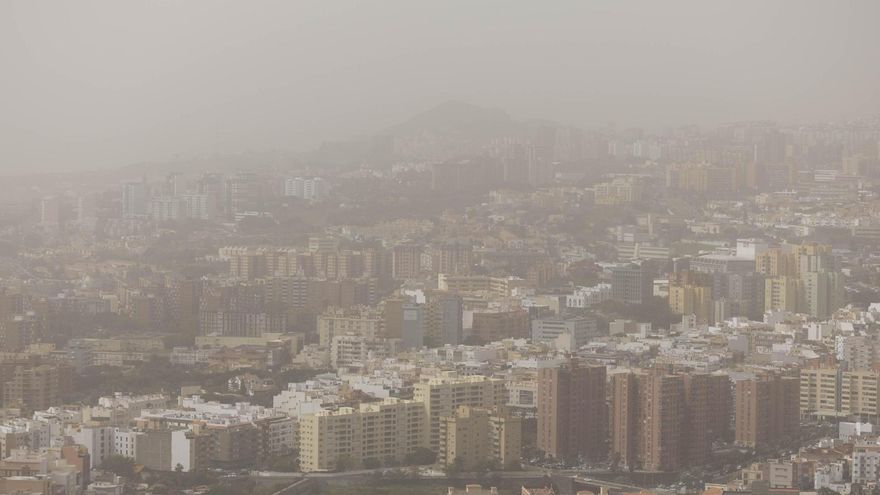 Canarias, sepultada por una densa calima que deja ya las primeras incidencias