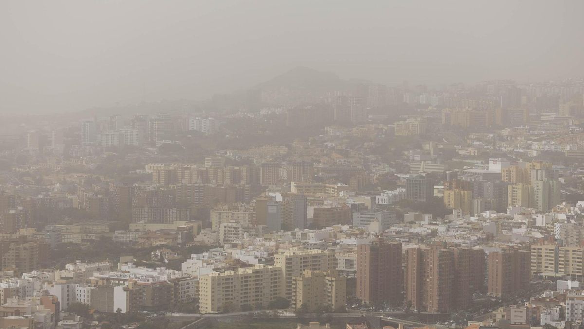 Canarias, sepultada por una densa calima que deja ya las primeras incidencias