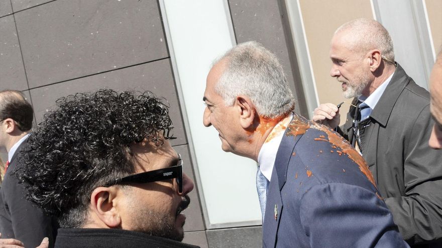 Reza Pahlavi es rociado con un líquido rojo y espeso por un hombre desconocido tras abandonar la rueda de prensa federal. Después del ataque, un sospechoso fue detenido por la policía. Europa Press / Contacto / Bernd Elmenthaler