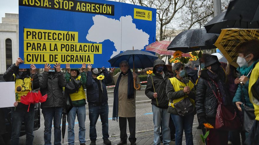 Un grupo de personas sostiene una pancarta durante una manifestación en apoyo a Ucrania frente a la Embajada de Rusia, a 24 de marzo de 2022, en Madrid (España). La concentración está convocada por Amnistía Internacional España y es una de las que se están llevando a cabo en diferentes países en respuesta a la petición de ayer del presidente ucranianio. Volodimir Zelenski instó a millones de personas leer más de todo el mundo a protestar contra la invasión rusa a Ucrania cuando se cumple un mes desde que el presidente ruso, Vladimir Putin, anunció una "operación militar especial" en el país.