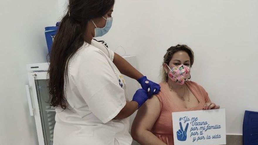 Sanidad pide a los residentes de Tenerife y Gran Canaria mayores de 40 años aún sin vacunar que pidan su cita