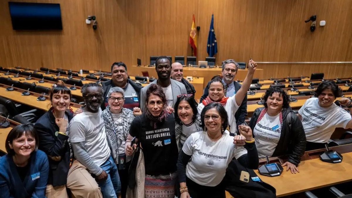 Varios integrantes del movimiento, entre ellos Silvana Cabrera, Edith Espínola y Victoria Columba, en el Congreso tras presentar ante la Comisión de Trabajo la ILP.
