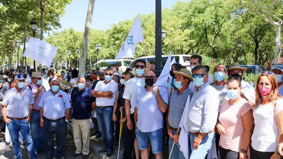 Regantes del bajo Guadalquivir se concentran a las puertas de la Confederación Hidrográfica
