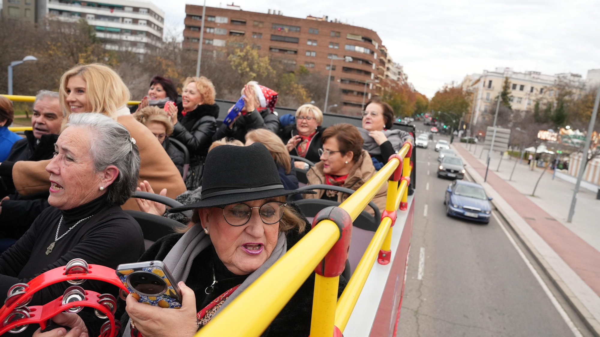 Los mayores participan en un recorrido urbano en autobuses turísticos dentro de la actividad “Coro de Coros”.