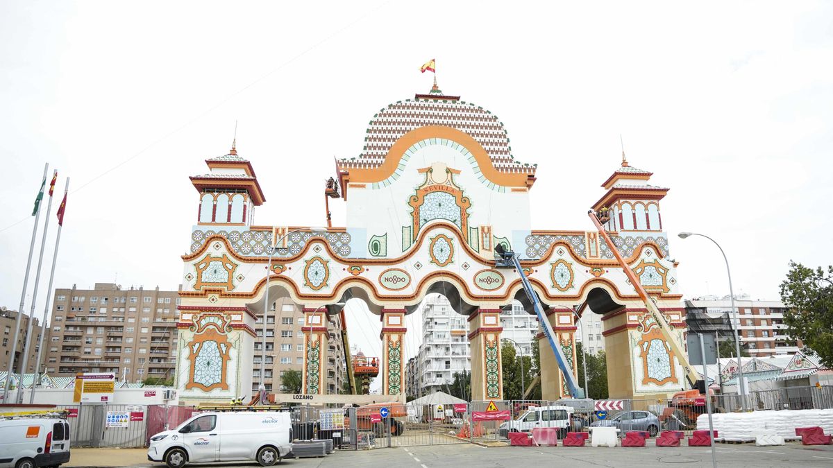 28.000 bombillas y 30.000 metros de tubos en la portada de la Feria de Sevilla que empieza esta noche
