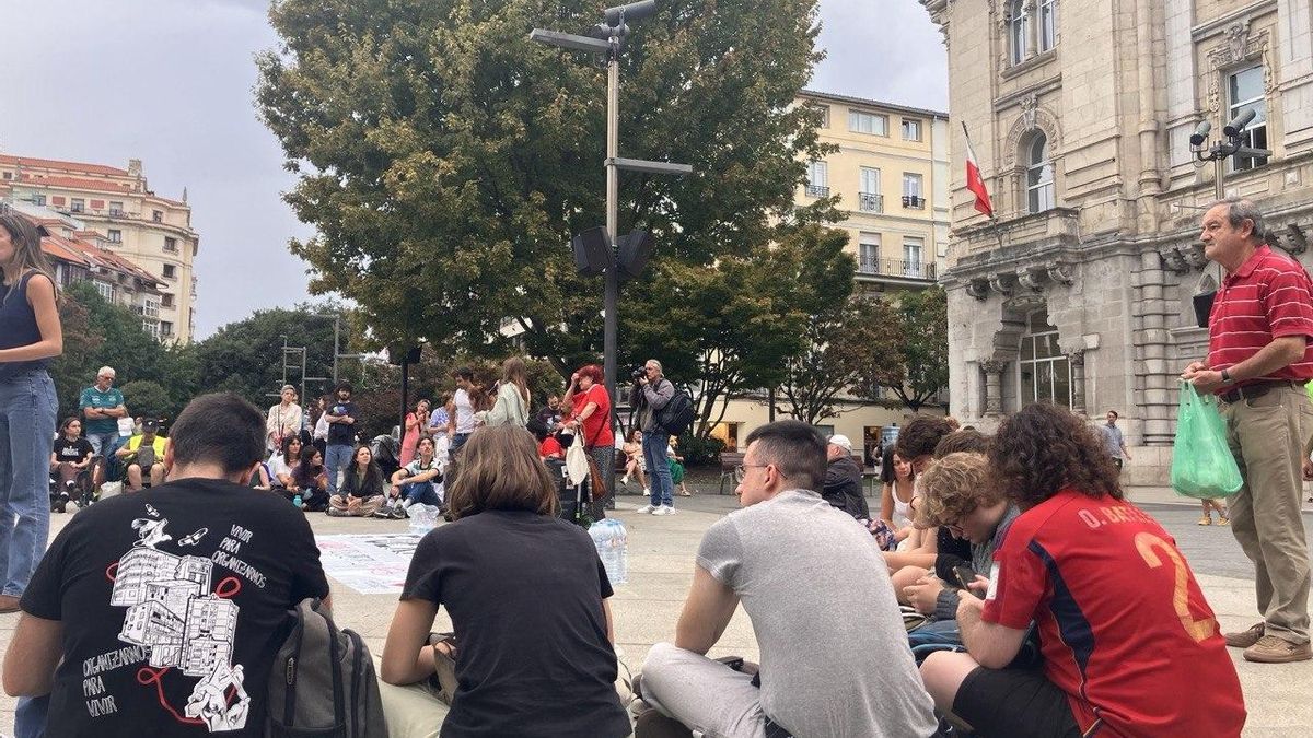 Imagen de la asamblea convocada por el Sindicato de la Vivienda.