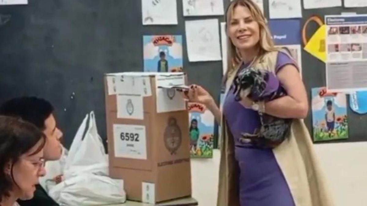 Así votó Karen Reichardt acompañada de su mascota