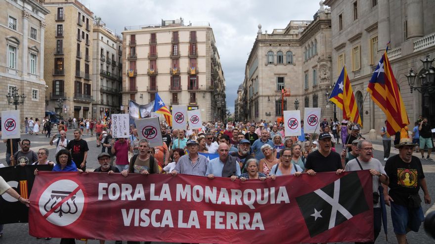 Unas 150 personas protestan en Barcelona contra la visita de los Reyes por los Premios Princesa de Girona.