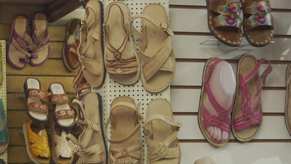 Un diseñador de Adidas se disculpa por la apropiación cultural al diseñar unas sandalias de estilo mexicano