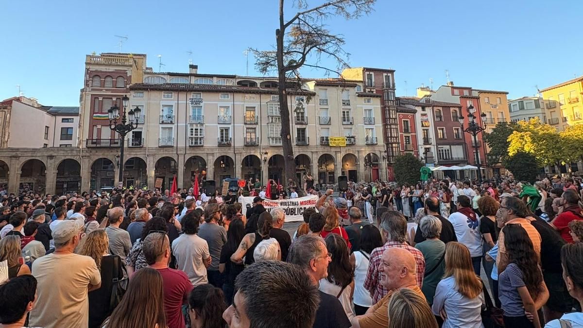 Logroño clama contra los desahucios: "Hoy es Maricarmen, mañana puedes ser tú"
