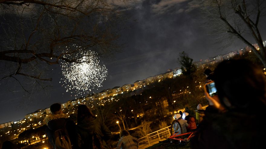Fuegos artificiales en Usera (Madrid) para anunciar el Año Nuevo Chino