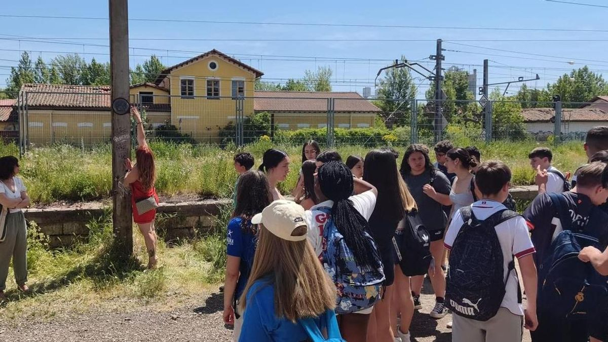 Inauguración en La Robla de 'La Ruta de la bestia', basada en la novela de Nohelia Alfonso 'Amar a la bestia'.