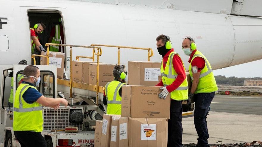Un avión aterriza este viernes en el aeropuerto de Gran Canaria con material sanitario procedente de China y destinado a los centros sanitarios y socio sanitarios del Archipiélago.