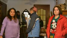 Rosa Padilla, con sus dos hijas, en la casa en la que vivía hasta este martes | N.C.