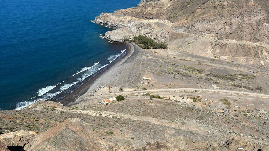 Denunciados ante la Fiscalía y Costas los movimientos de tierra en la playa y el barranco de Veneguera